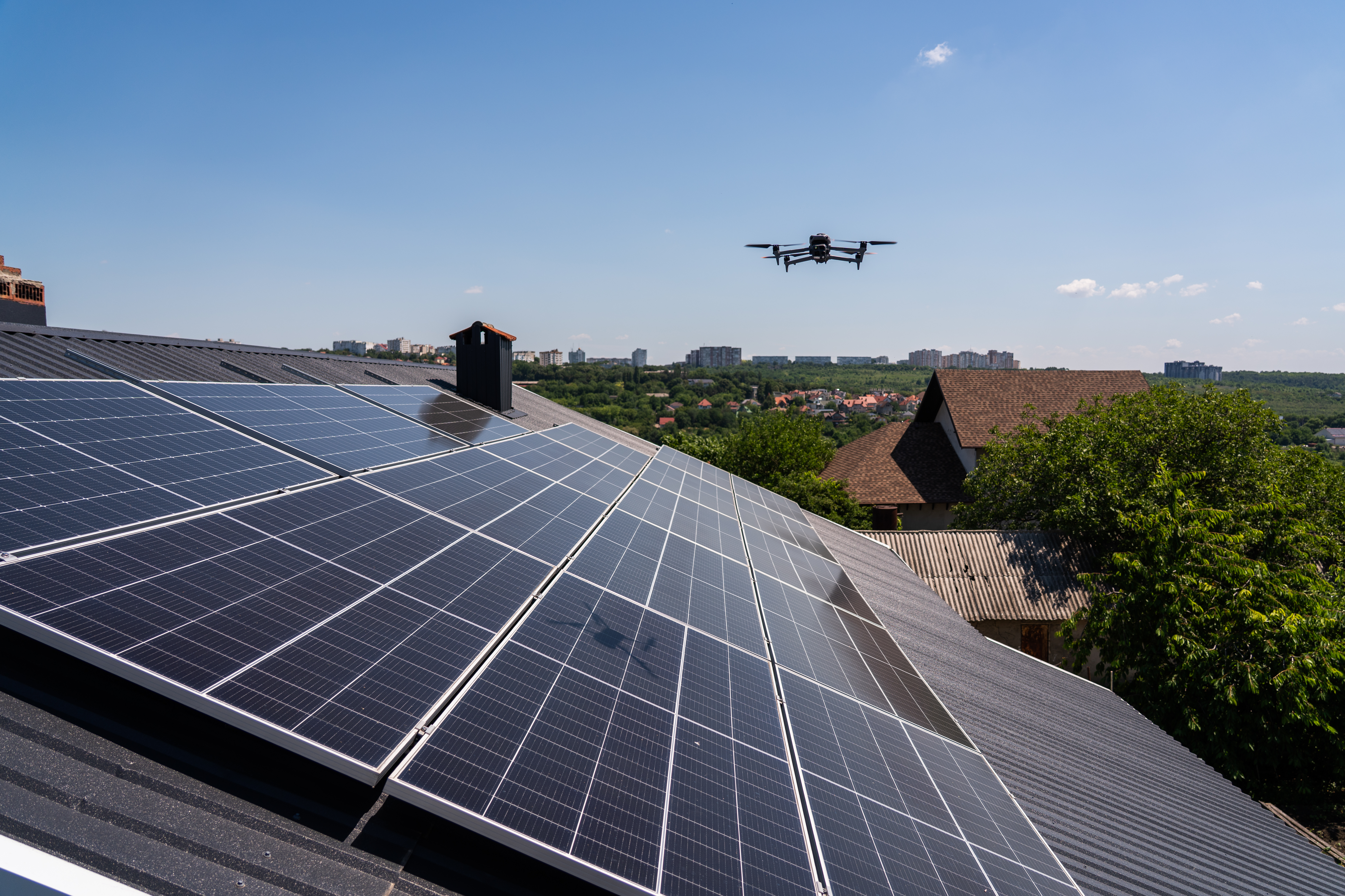 Specialist SolarFix cu dronă pentru inspecție termografică